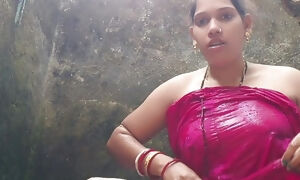 Desi indian bihari wife having bath and saree remove boob show in birth room